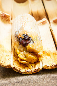 竹节线稿摄影照片_用竹节烤的糯米。
