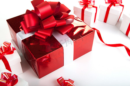 剪纸感恩节摄影照片_在灰色的一个红色礼物盒白色礼物盒