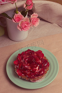 草莓馅饼摄影照片_草莓馅饼和一束玫瑰
