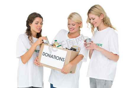 三个带着捐款箱微笑的年轻女性