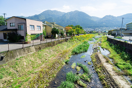 日本 Yufuin - 2014 年 10 月 17 日：有 mounta 的农村家乡