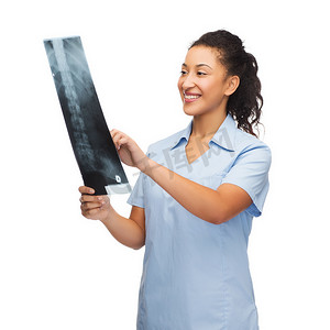 看 X 光片的微笑女医生或护士