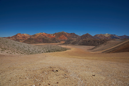 矿物山脉摄影照片_阿塔卡马沙漠的彩色山脉