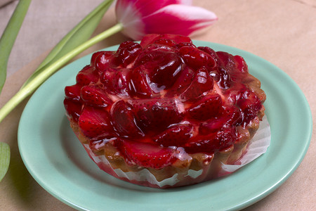 草莓馅饼摄影照片_盘子里的新鲜草莓馅饼