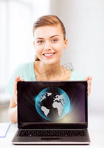 带笔记本电脑和球形地球仪的女人