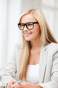 坐着的会计摄影照片_戴眼镜的女商人