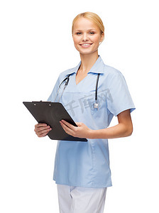 或剪贴板摄影照片_带剪贴板的微笑女医生或护士