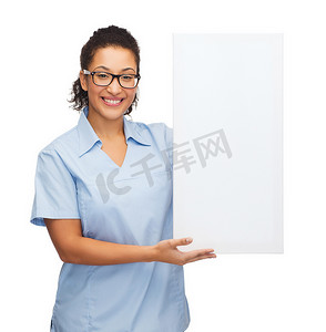 模板医院摄影照片_有白色空白板的女性医生或护士