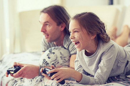孩子和父亲一起玩电子游戏