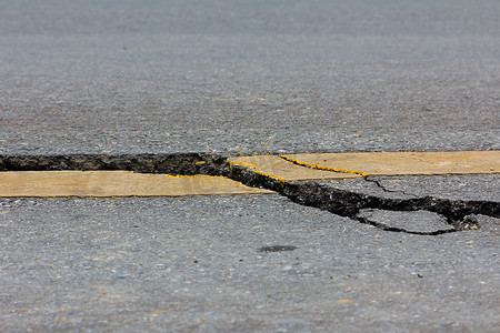 道路破坏摄影照片_泰国清莱地震导致道路破损