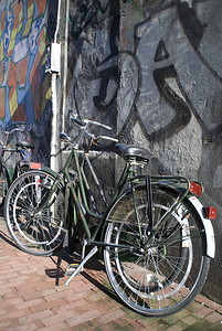 涂鸦街摄影照片_荷兰自行车和涂鸦