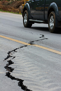 泰国清莱地震导致道路破损