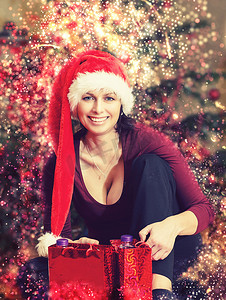 圣诞老人帽子的美丽的中年妇女在抽象 backgroundCh