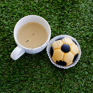 足球蛋糕和咖啡