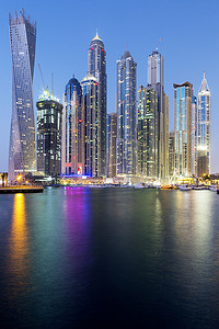 迪拜奢侈品摄影照片_迪拜码头摩天大楼的垂直视图