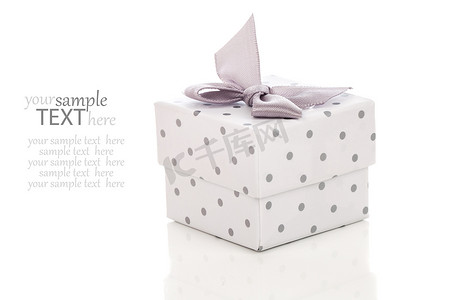 装饰礼物盒摄影照片_礼物盒与缎蝴蝶结隔离在白色