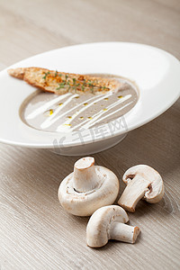 奶油蘑菇摄影照片_素食蘑菇奶油浓汤配烤面包芝士 sl