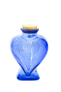 空的蓝色心形玻璃瓶隔离在白色