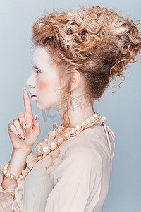 玛丽亚安图内塔风格的美女肖像