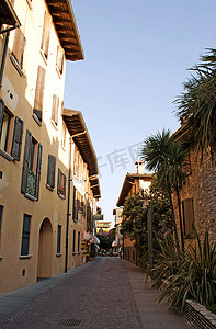 意大利夏季小镇街景。