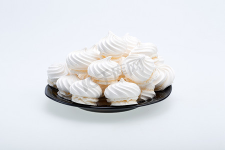 白色背景中的法式香草蛋白甜饼