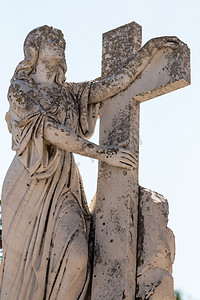 十字架的女人雕像