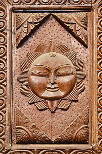 木纹理摄影照片_刻有太阳符号的木门碎片