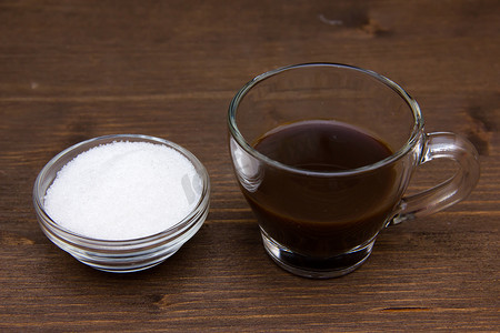 咖啡液体摄影照片_木头上的咖啡和糖