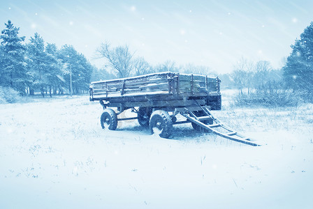 雪地里的旧农用手推车
