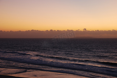 葡萄牙普拉亚德尔雷 (Praia del Rey) 的多彩日落