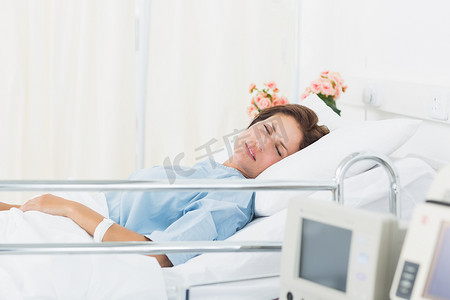 睡觉在医疗床上的女性患者
