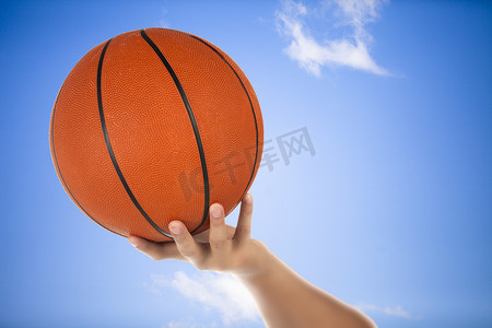 篮球蓝色摄影照片_手上的篮球