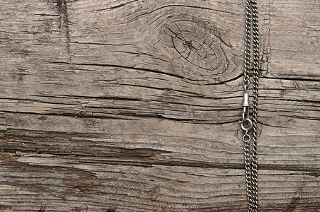 生锈的链子和被风化的木头背景