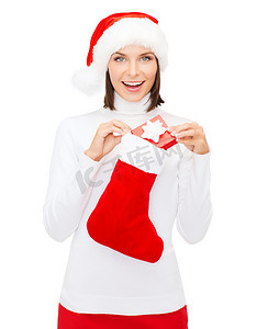 戴着圣诞帽、带礼盒和长袜的女人