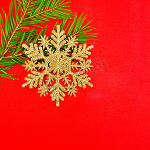 红色小雪花摄影照片_圣诞雪花与云杉小枝