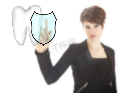 牙科卡通牙齿摄影照片_白色背景上带有牙盾符号的年轻女子