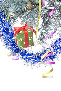 圣诞礼物和冷杉树枝上的装饰 whi 隔离