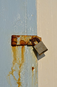 旧挂锁摄影照片_蓝色背景上的旧挂锁