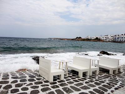 欧洲古典风摄影照片_几乎在海中的木桌，帕罗斯岛，希腊