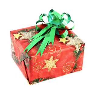 绿色蝴蝶结摄影照片_白色背景上带有绿色蝴蝶结的圣诞礼品盒