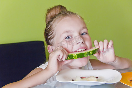 吃女孩西瓜摄影照片_可爱的女孩吃西瓜
