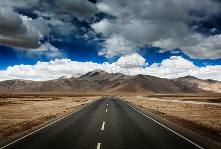 喜马拉雅山平原上的道路