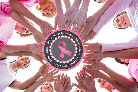 穿粉色衣服的女人摄影照片_因患乳腺癌而身穿粉色衣服的快乐女性围成一圈的合成图像