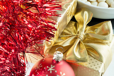 圣诞装饰和带丝带的金色盒子
