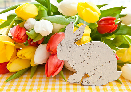 新鲜的郁金香花束和复活节兔子