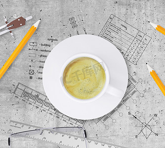 建筑、铅笔、尺子、圆规、眼镜和咖啡杯的技术方案