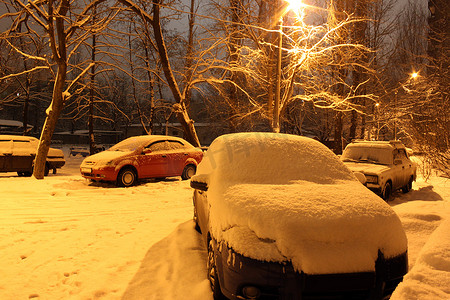 雪下灯笼摄影照片_雪下的汽车