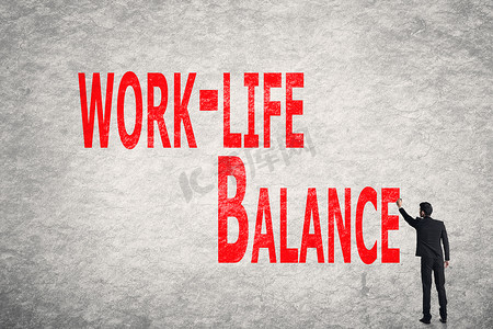 工作与生活摄影照片_在墙上写字，工作与生活的平衡