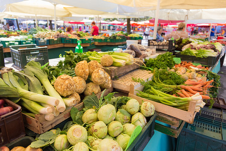 蔬菜市场摊位。
