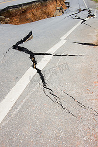 泰国清莱地震导致道路破损